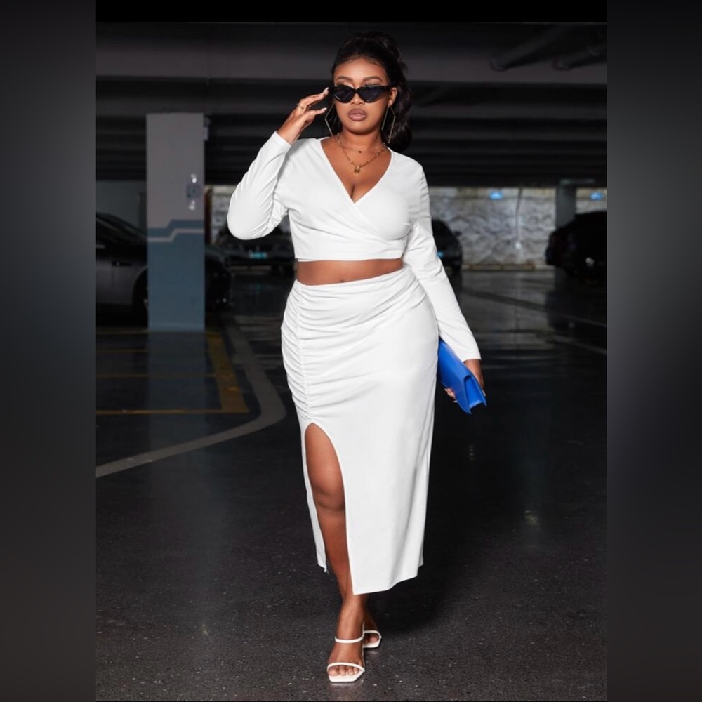 Plus Solid Deep V-neck Crop Tee & Split
Thigh Ruched Skirt